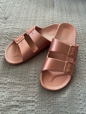 Freedom Moses Double Buckle Slide Sandals in Metallic Rose